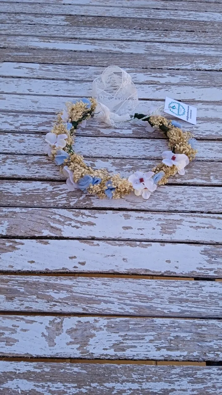 Corona de tul azul con flores blancas