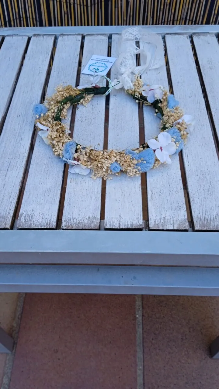 Corona de tul azul con flores blancas