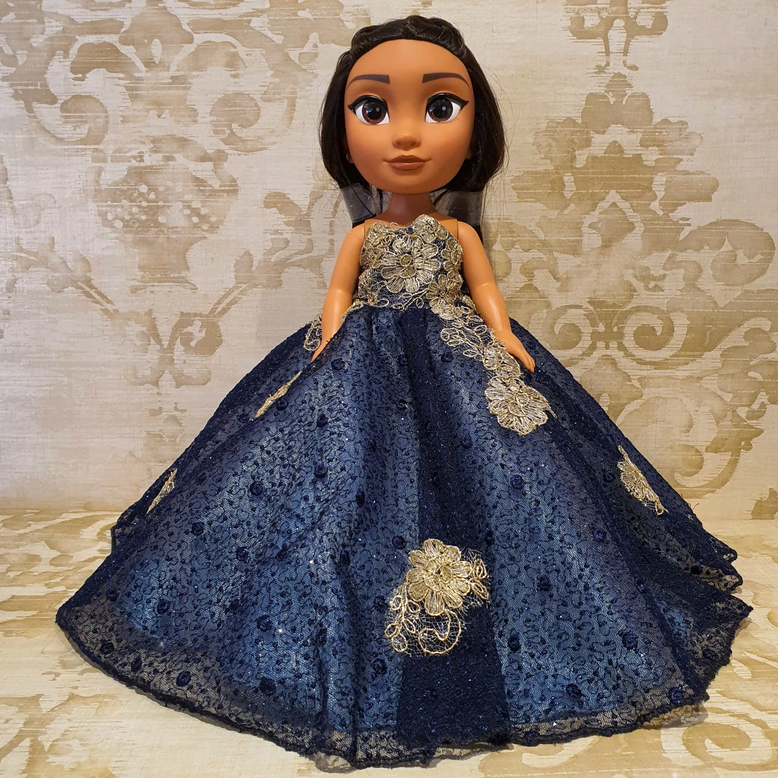 Muñeca de 15 años Azul Marino con Encaje Dorado
