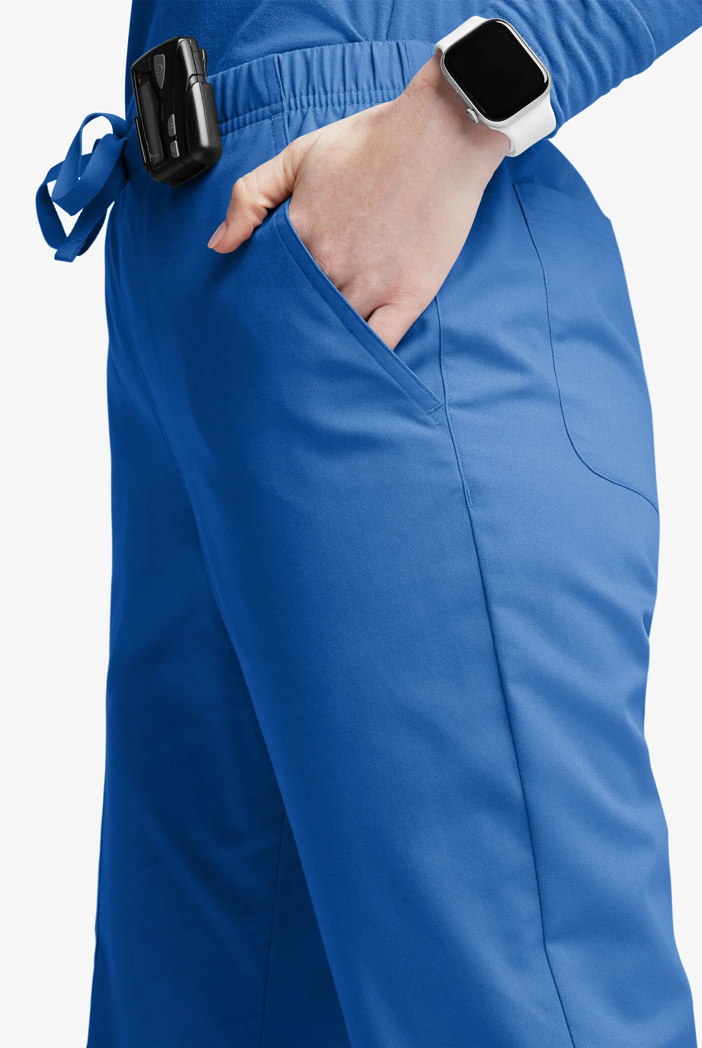 PANTAL&OACUTE;N M&EACUTE;DICO BUTTERSOFT ORIGINALS DE TIRO MEDIO CON PIERNAS ACAMPANADAS Y 6 BOLSILLOS PARA MUJER
