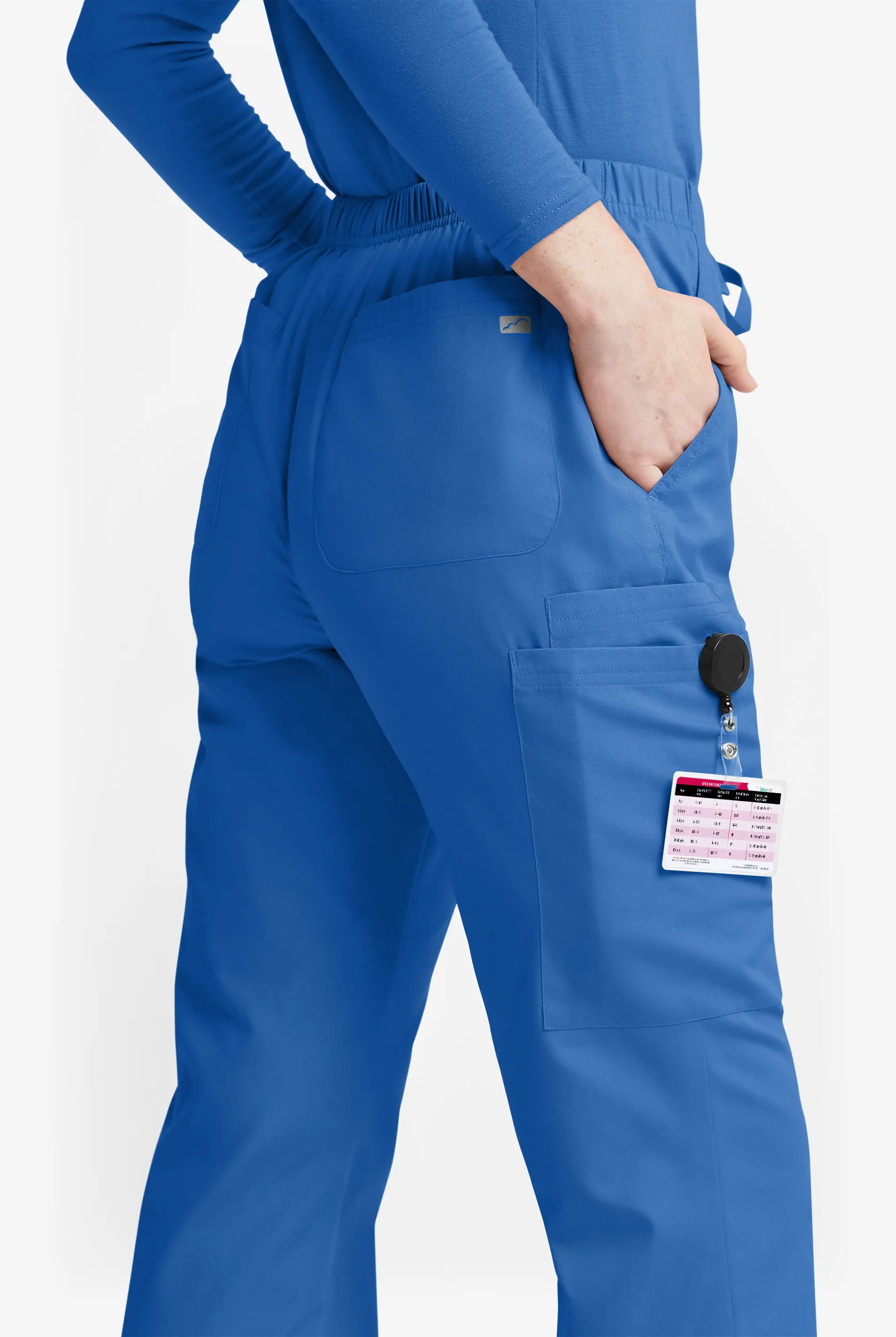 PANTAL&OACUTE;N M&EACUTE;DICO BUTTERSOFT ORIGINALS DE TIRO MEDIO CON PIERNAS ACAMPANADAS Y 6 BOLSILLOS PARA MUJER