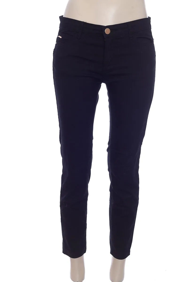 PANTALóN COLOR NEGRO  STRADIVARIUS