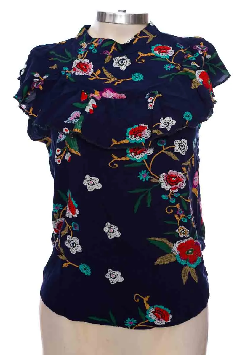 TOP / CAMISETA COLOR AZUL  CLOSEANDO