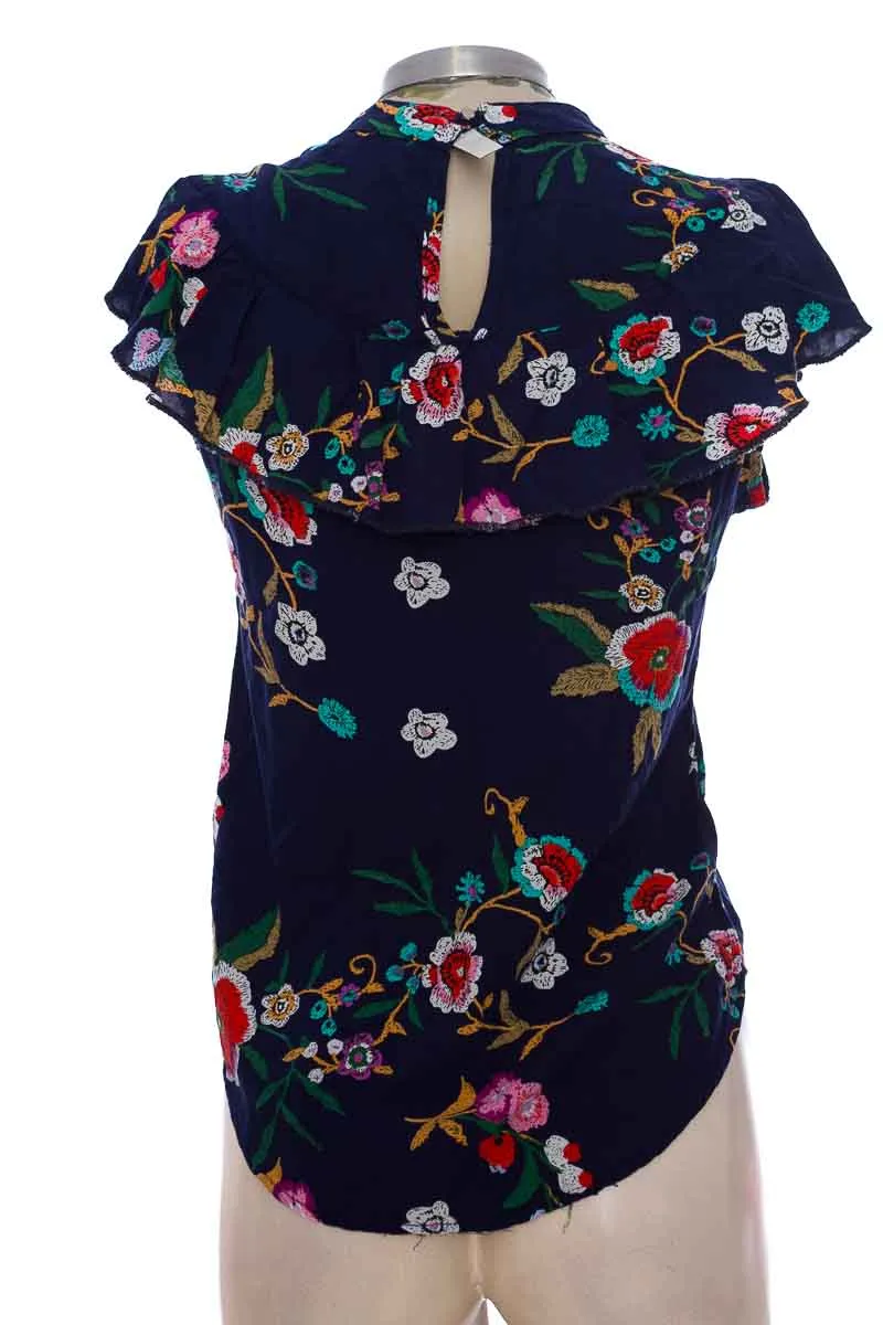 TOP / CAMISETA COLOR AZUL  CLOSEANDO